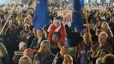 Стотици хиляди българи в десетки градове поискаха оставката на правителството (ВИДЕО)