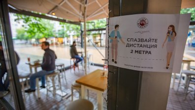Отварят заведенията с градини и тераси, персоналът с маски и на открито