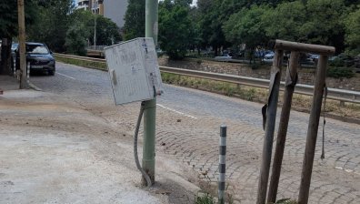 Сигнал: Строеж в центъра на София, до него некадърно поставено ел. табло