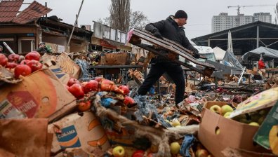Търговци в Одеса спасяват прехраната си след атаката с дронове (СНИМКИ)