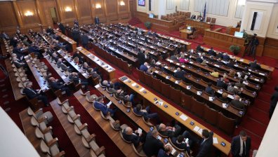 Депутатите заседават извънредно къде и как ще работят 