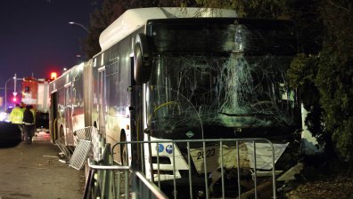 Инцидентът с автобуса: На шофьора му прилошало, може да ампутират и ръката на ударената жена
