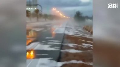 Сняг заваля и в пустинята