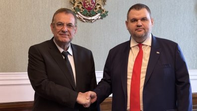 Пеевски и Чакъров заровиха томахавките в името на обединението в ДПС