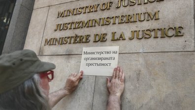 "Детето ми беше продадено преди 13 г.": Баща протестира по нестандартен начин