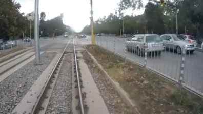 Шофьори карат в насрещното в София, единият с балон до волана