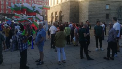 50-и ден на протести: Гражданите пуснаха балони в цветовете на трибагреника