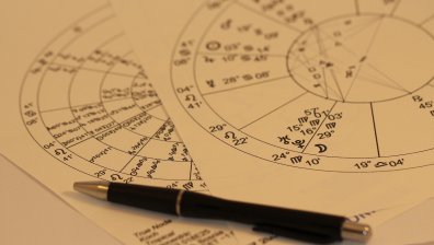 Хороскоп за 13 юли: Раците да не прекаляват с претенциите, Девите да са готови за компромис