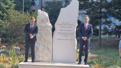 Гняв и тъга: Паметната плоча няма да върне убитите в Бургас полицаи