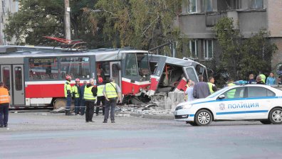 Трамвай излезе от релсите до Румънското посолство в София