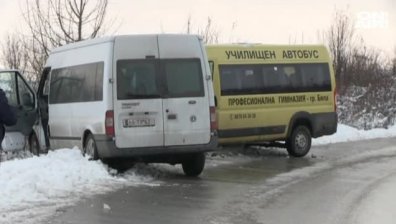 Катастрофата с училищен автобус заради дрифт с летни гуми?