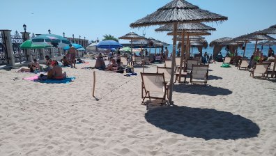 По морето: Платени чадъри заграбват плажа, свободни зони до водата няма