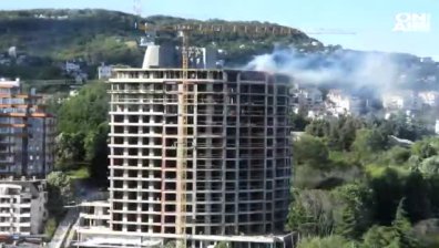 Пожар избухна на последния етаж на новострояща се сграда във Варна (ВИДЕО)