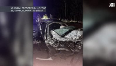 18-годишен е загиналият в катастрофата край Търново, пожарникари рязаха ламарини