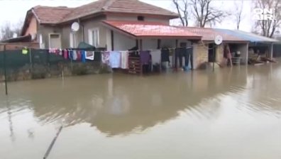Реки преляха, стотици са наводнените къщи в Петърч и Костинброд