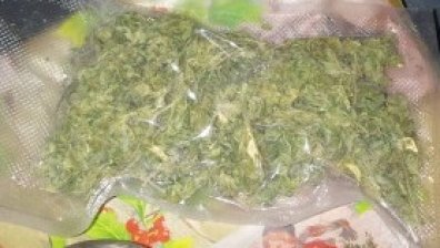 Наркотици, пришити в раница на затворник, го издадоха, откриха още у дома му