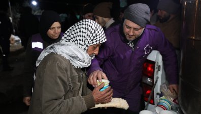 "Да застреляме сирийците в Хатай": Пострадали от труса живеят в мизерия и страх в Турция