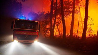 Опасно горещо време в Европа: Хиляди души са евакуирани заради пожари