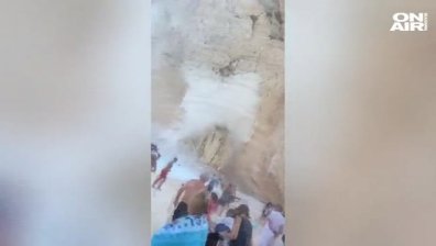 Гърция: Огромно свлачище едва не погълна туристи на плаж