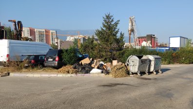 Сметта около кофите вече превзема част от улица в "Младост"