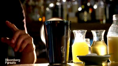 Научете изкуството на японския коктейл Yuzu-Calpico Fizz