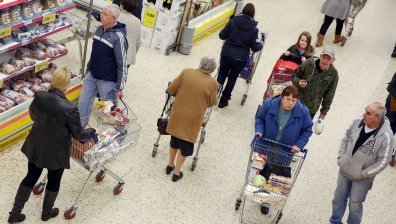 Европейците обедняват, гонят промоциите и се страхуват за бъдещето си