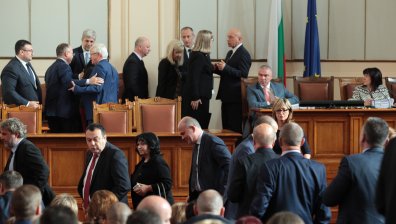 В края на политическия сезон: Недоверието към институциите е по-голямо от доверието в тях