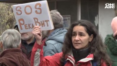Десетки излязоха на протест срещу унищожаването на река Вит