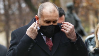 Радев: Ако реша, ще се ваксинирам, когато няма рискови чакащи