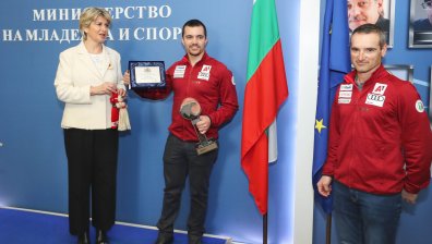 Наградиха Алберт Попов за историческото му постижение