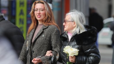 С букети пъстроцветни лалета, рози и зюмбюли празнуваме най-красивото цвете - жената