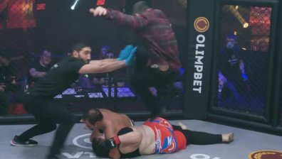 Фен нахлу на ринга на ММА мач между порно актьор и влогърка в Русия (ВИДЕО)