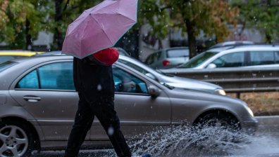 Времето днес остава облачно, очакват ни нови валежи
