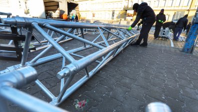 Затвориха част от жълтите павета - подготвят новогодишната сцена