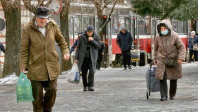Заледените тротоари и улици в София са опасно предизвикателство пред хората (СНИМКИ)