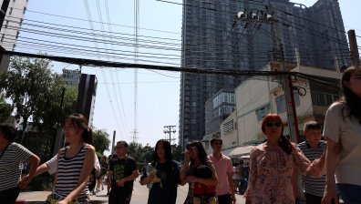 Небостъргач в Банкок се срути и затрупа хора след мощното земетресение (ВИДЕО)