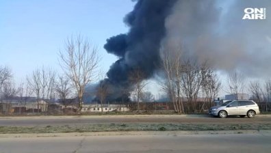 Пожар избухна в склад за дървени палети във Варна