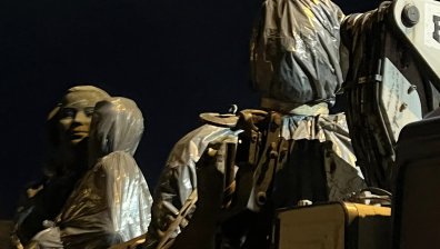 В 4 ч. през нощта транспортирали фигурите от Паметника на Съветската армия в Лозен