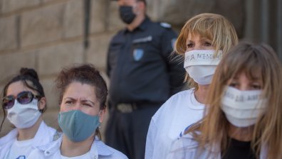 Медицински сестри внесоха подписка с исканията си в Министерския съвет