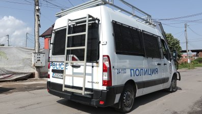 Маскирани ученици пребиват и ограбват хора на оживени места в Добрич, задържани са