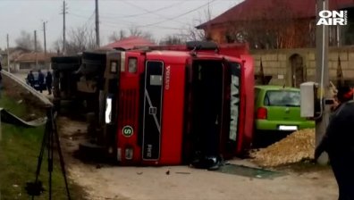 ТИР се преобърна и смаза паркирани коли във варненско село