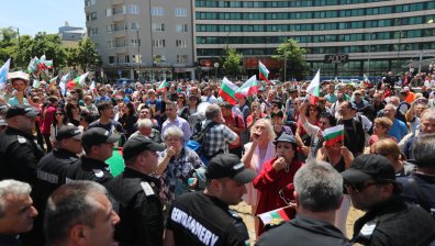 Протест пред парламента преди гласуването на кабинета "Денков-Габриел"