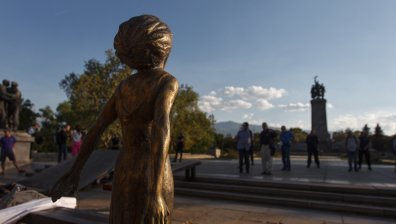 "Викът на Украйна" срещу Паметника на Съветската армия (ВИДЕО+СНИМКИ)