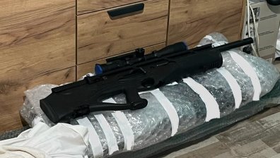 Арестуваха мъж за преработката на пневматични оръжия, продавал ги с куриери