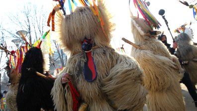 Тежестта на традицията: Маските на бабугерите достигат 80 кг