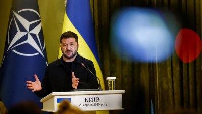 Володимир Зеленски: Няма да дадем земята си на окупатора, украинците пазят флага ни