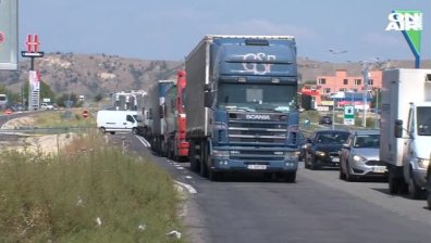 Зверски трафик и километрични опашки на "Кулата"