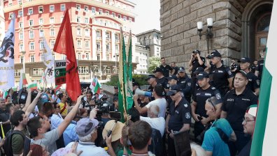 Двама арестувани и трима ранени полицаи след протеста на "Възраждане"