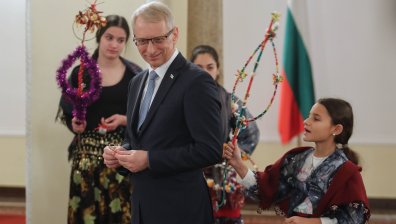 Банго Васил в Министерския съвет: Роми танцуваха и сурвакаха Денков (СНИМКИ)