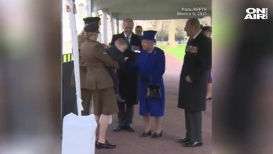 2-годишно момченце направи сцена пред кралицата